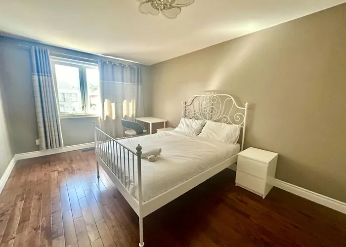 Spacious Suite By Shops Perfect Comfort & Transit