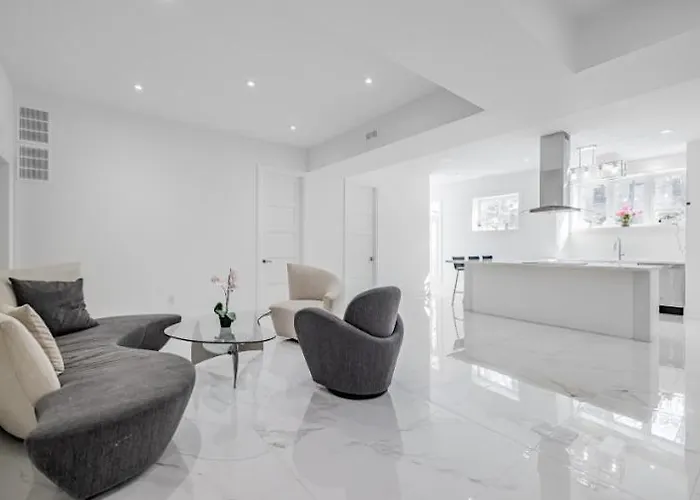 Comfortable Room In Toronto Next To Yorkdale Mall