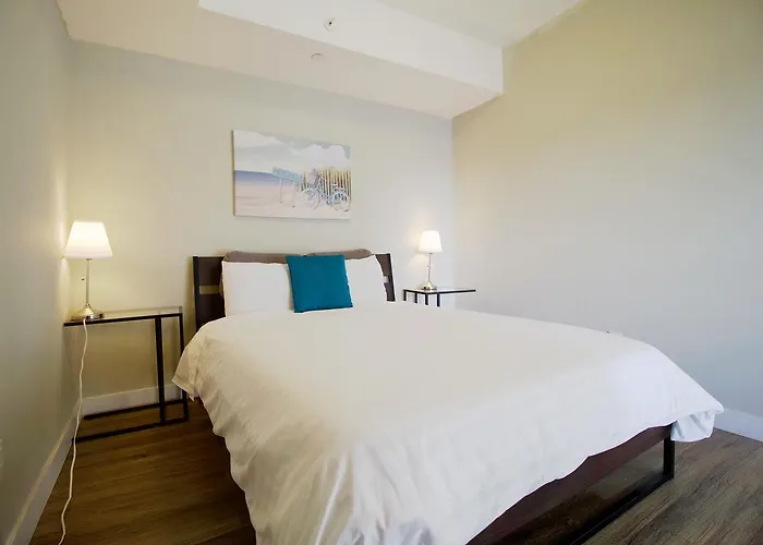 Living Suites Toronto - Queens Park
