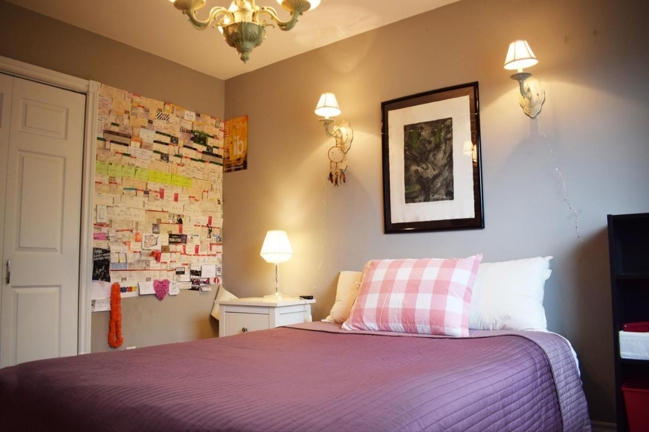 Spacious Artistic House In * Toronto