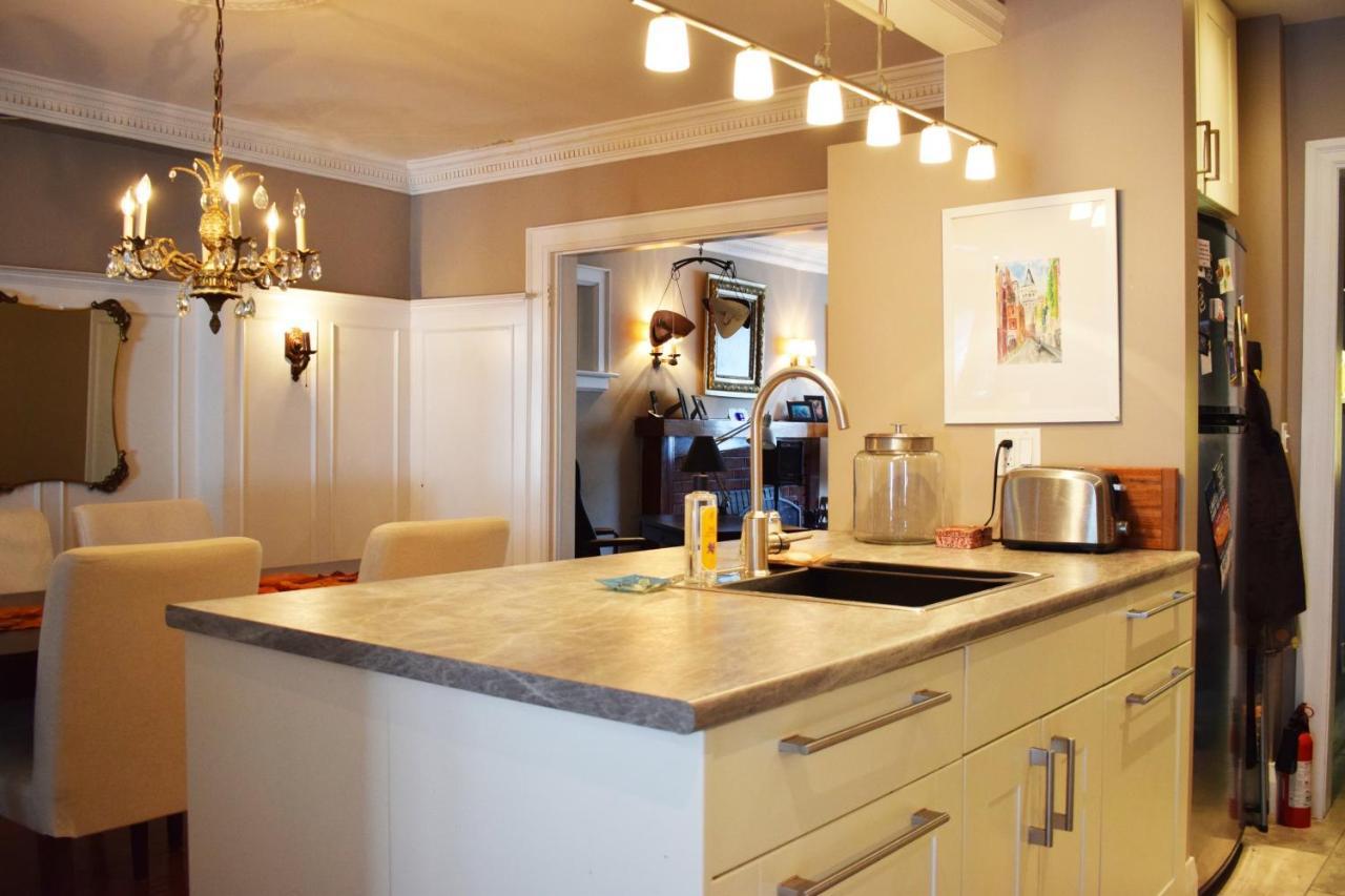 Spacious Artistic House In * Toronto
