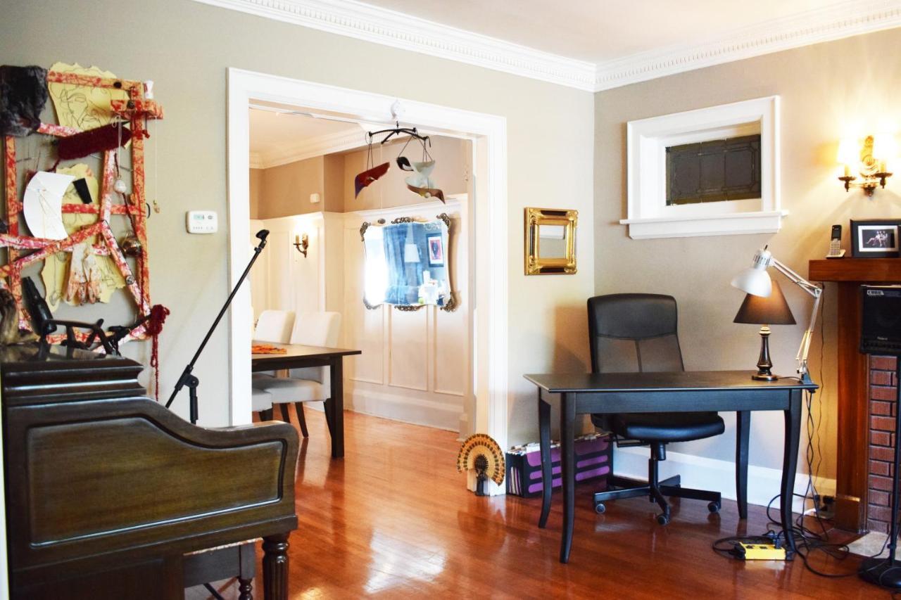 Spacious Artistic House In Holiday home Toronto