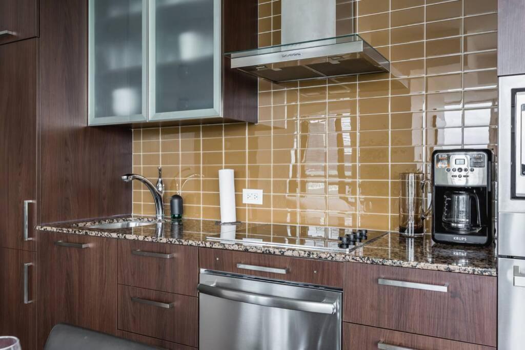 Two Bd Cn Tower And Ontario View Apartment *