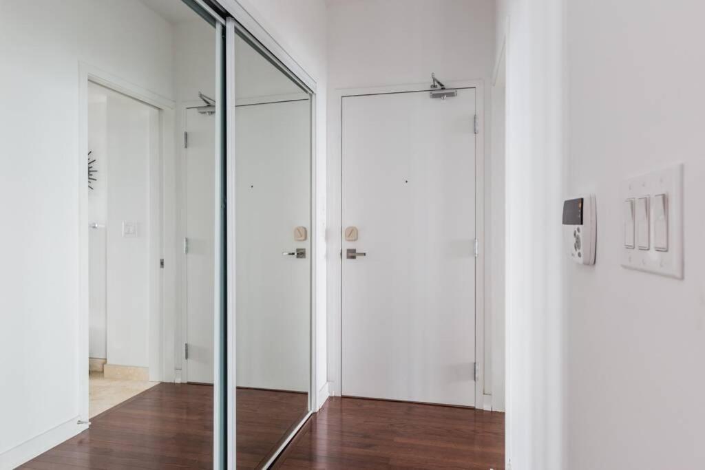 Two Bd Cn Tower And Ontario View Apartment *