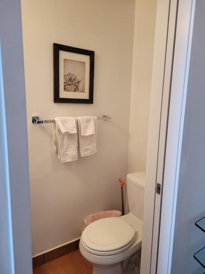 Two Bd Cn Tower And Ontario View Apartment Toronto
