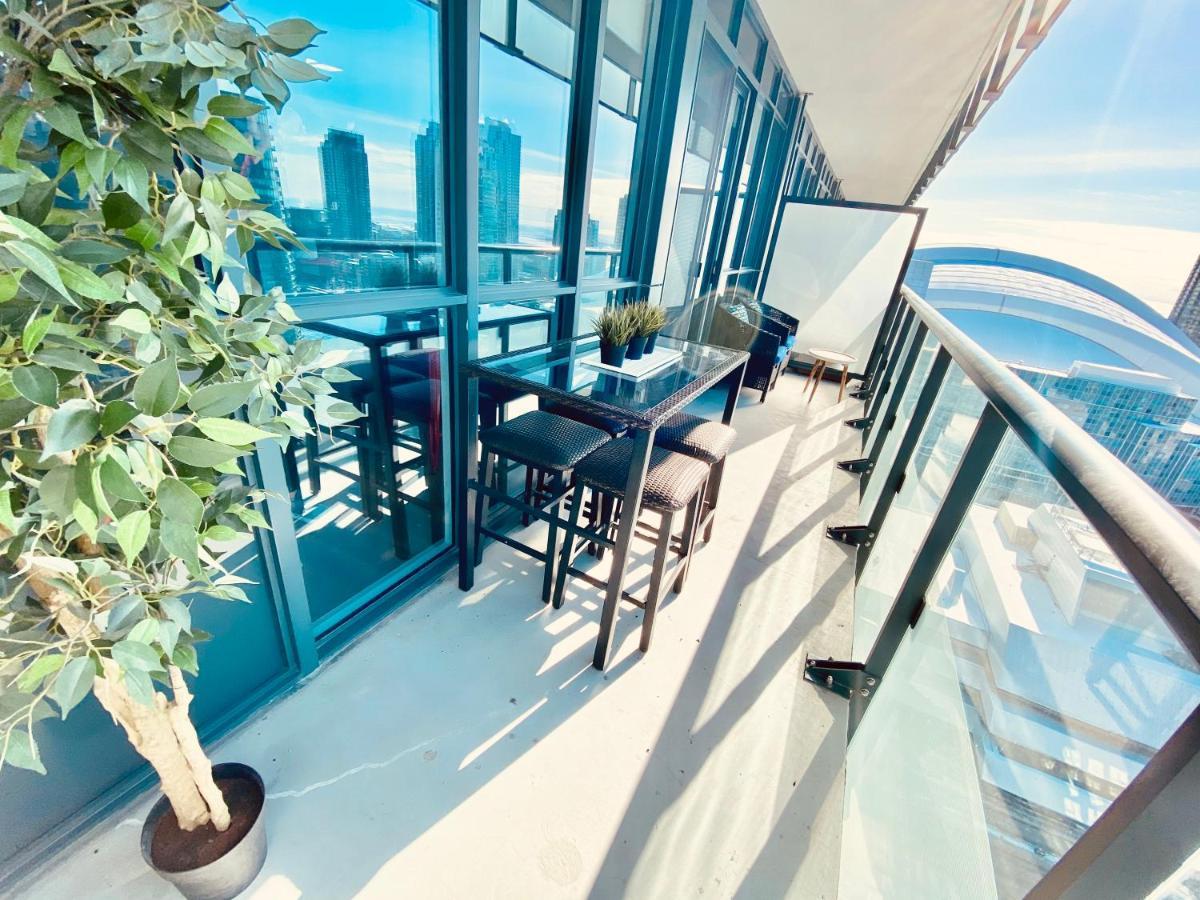 Apartment Front Street Suites *