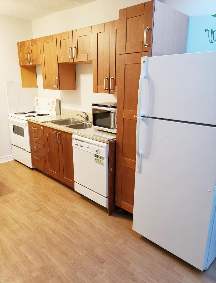 Homestay Cozy Private Rm Heart Of North York Free Parking Full Kitchen Close To Downtown *