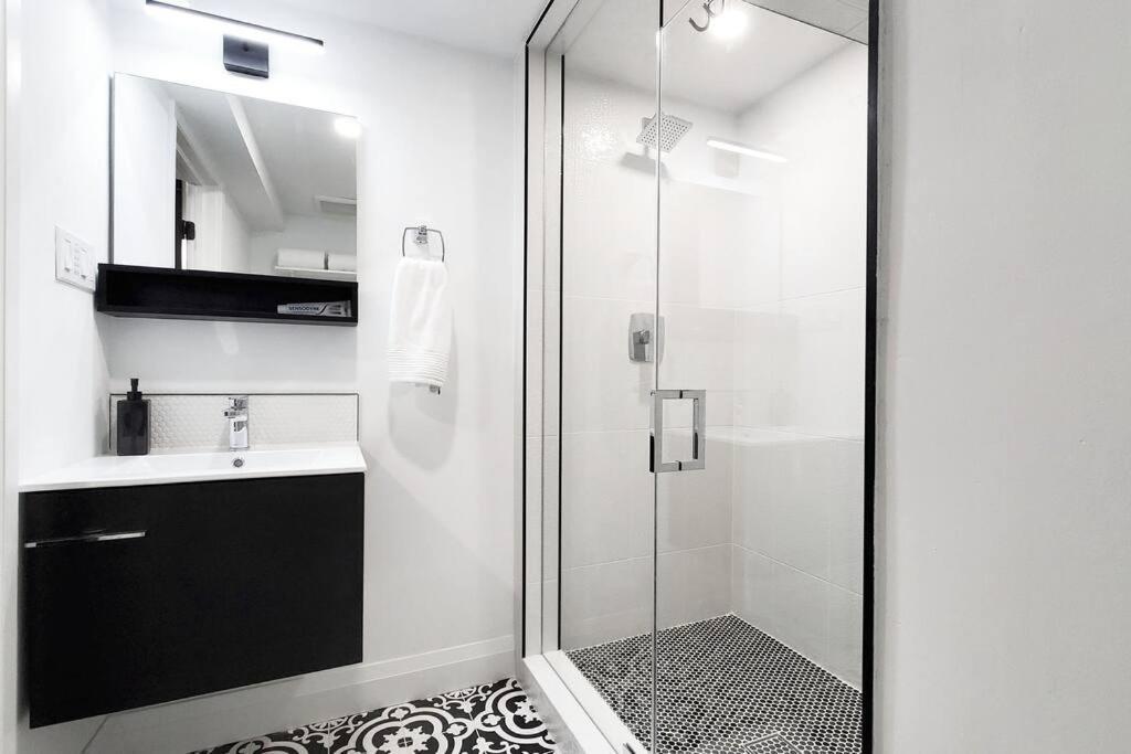 Renovated Guest Near The & High Park In Toronto! *