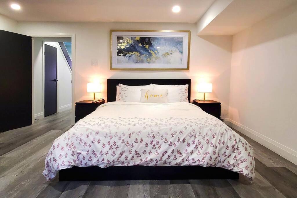 Renovated Guest Near The & High Park In Toronto! Apartment *
