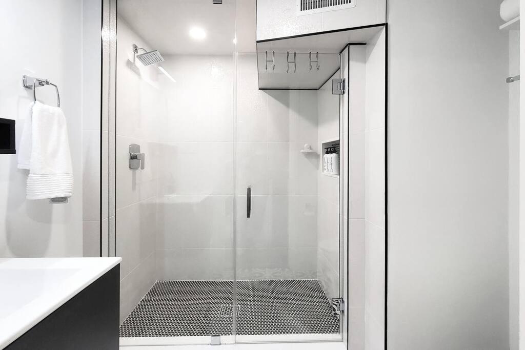 Renovated Guest Near The & High Park In Toronto! Toronto