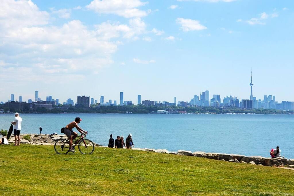 Renovated Guest Near The & High Park In Toronto! * Toronto
