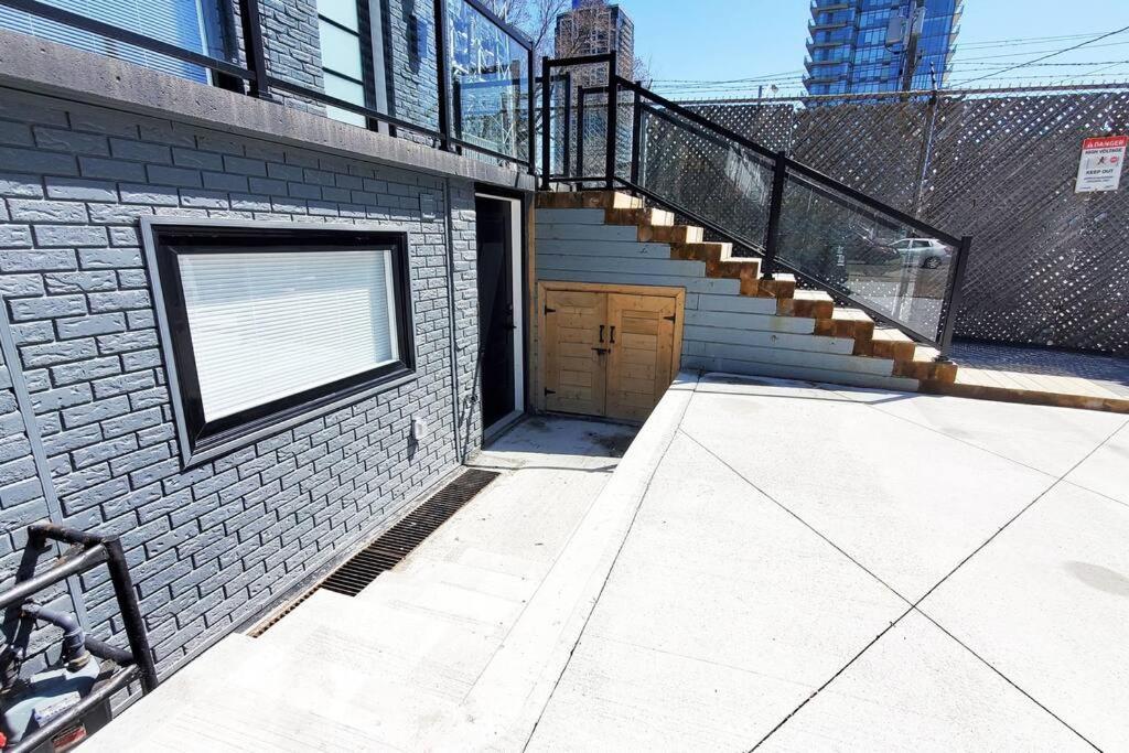 Renovated Guest Near The & High Park In Toronto!