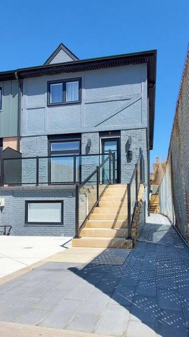 Renovated Guest Near The & High Park In Toronto! Apartment