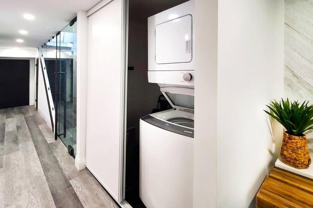Renovated Guest Near The & High Park In Toronto! *