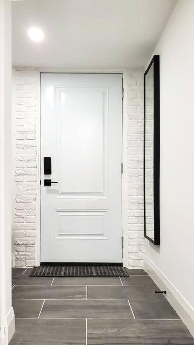 Apartment Renovated Guest Near The & High Park In Toronto! *