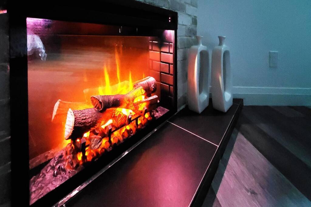Renovated Guest Near The & High Park In Toronto! *