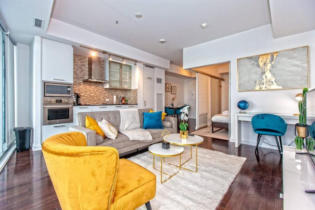Lux Condo Near Cn Tower W/Amazing View + Parking! Toronto