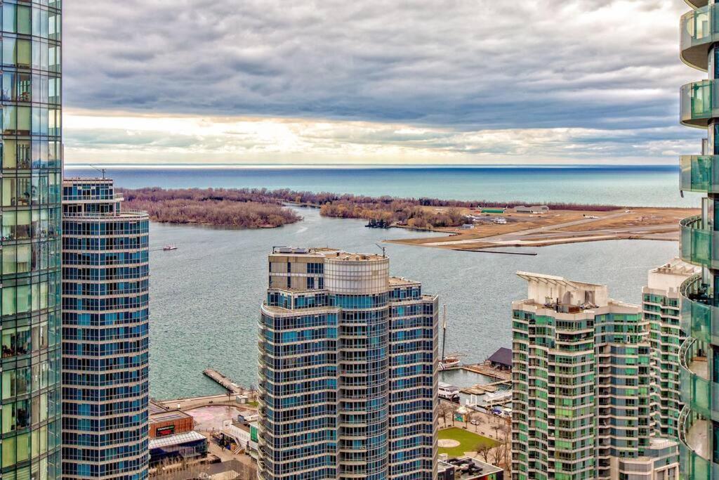 Lux Condo Near Cn Tower W/Amazing View + Parking!