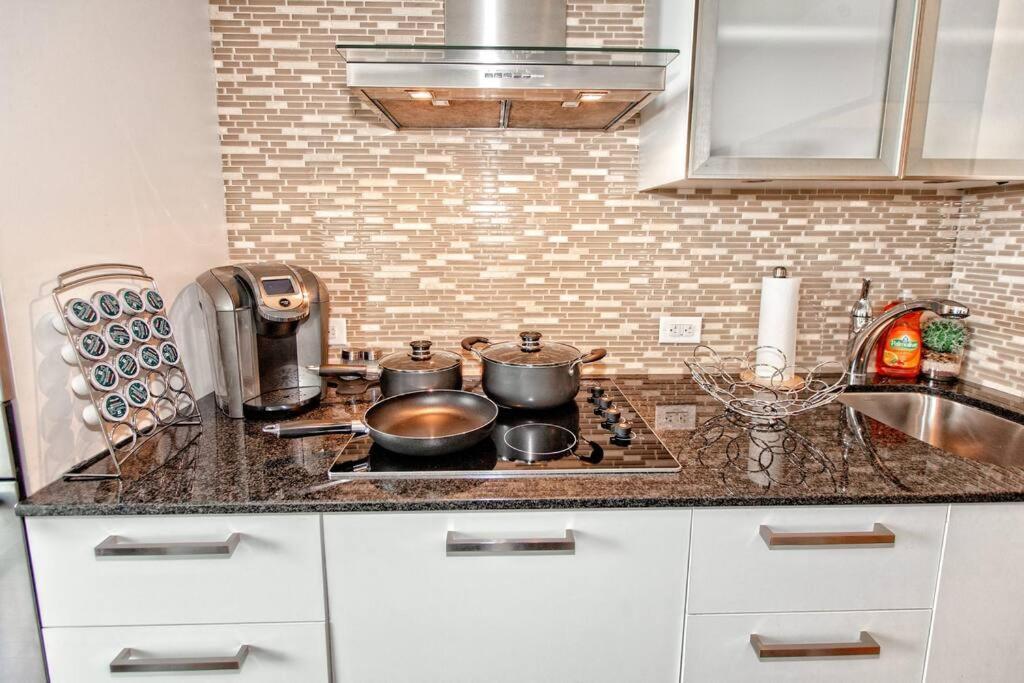 Lux Condo Near Cn Tower W/Amazing View + Parking! * Toronto