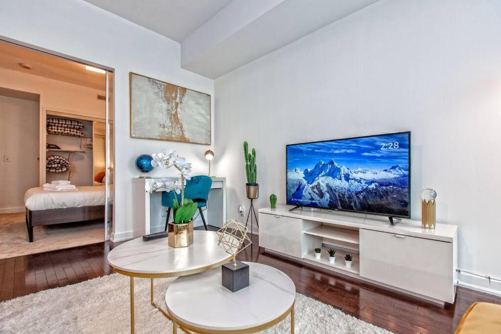 Lux Condo Near Cn Tower W/Amazing View + Parking! *