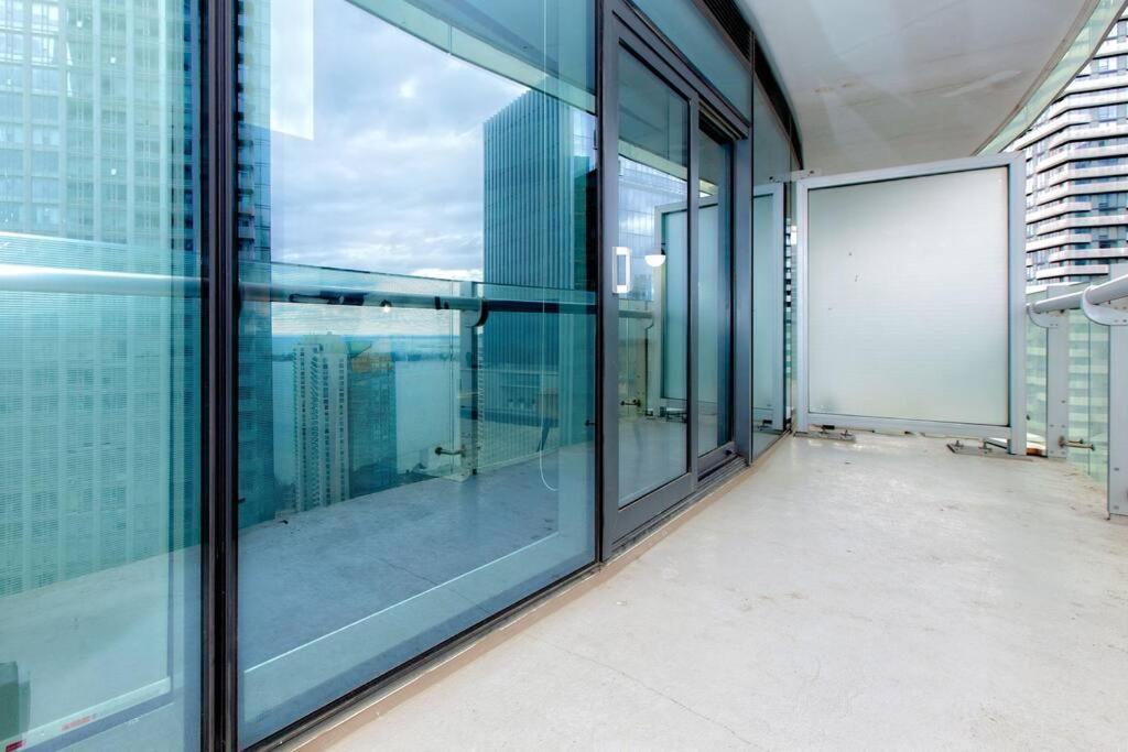 Apartment Lux Condo Near Cn Tower W/Amazing View + Parking!