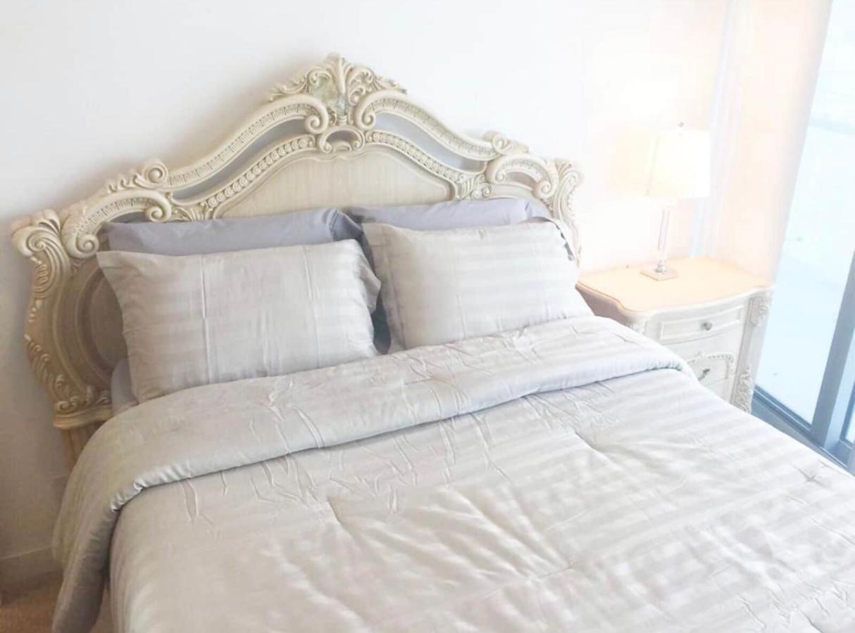 Apartment Luxury Living On The Lake! 3 Bedroom 2 Bath Extended Balcony And Parking *