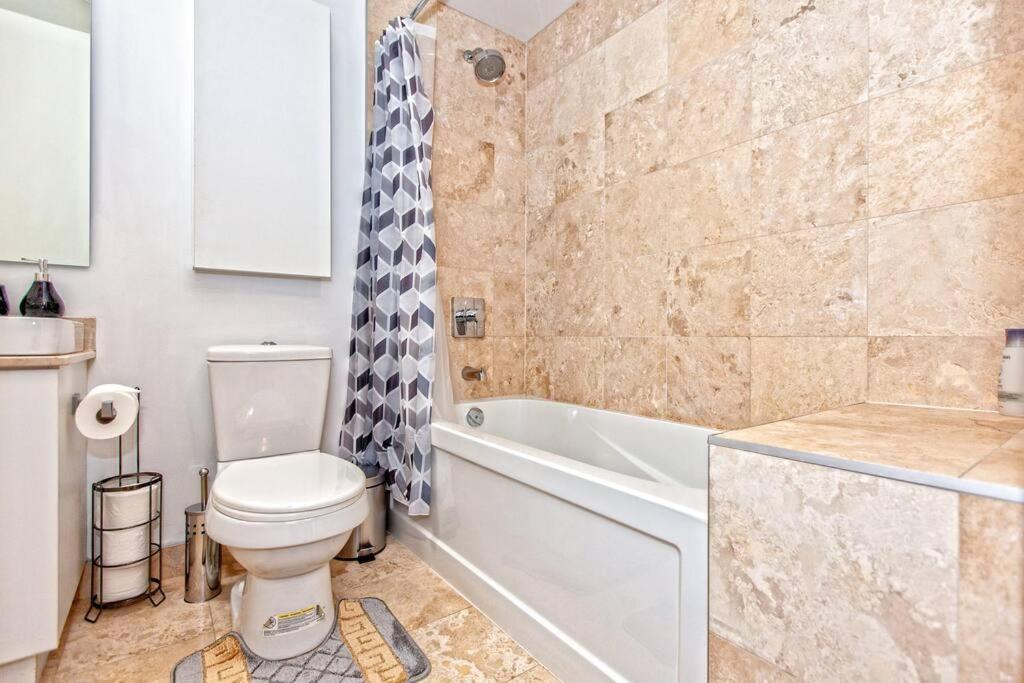 Lux Condo Near Cn Tower W/Amazing View + Parking! * Toronto
