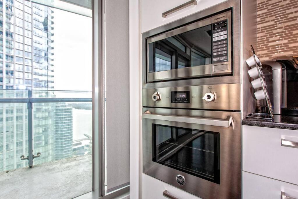 Apartment Lux Condo Near Cn Tower W/Amazing View + Parking!