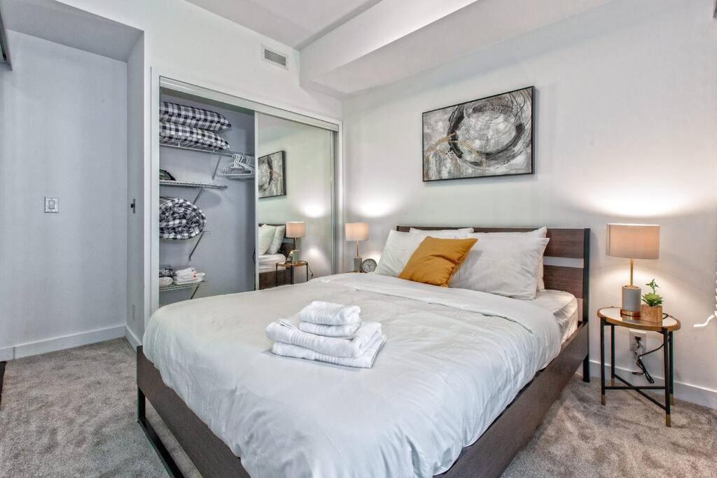 Lux Condo Near Cn Tower W/Amazing View + Parking! Toronto