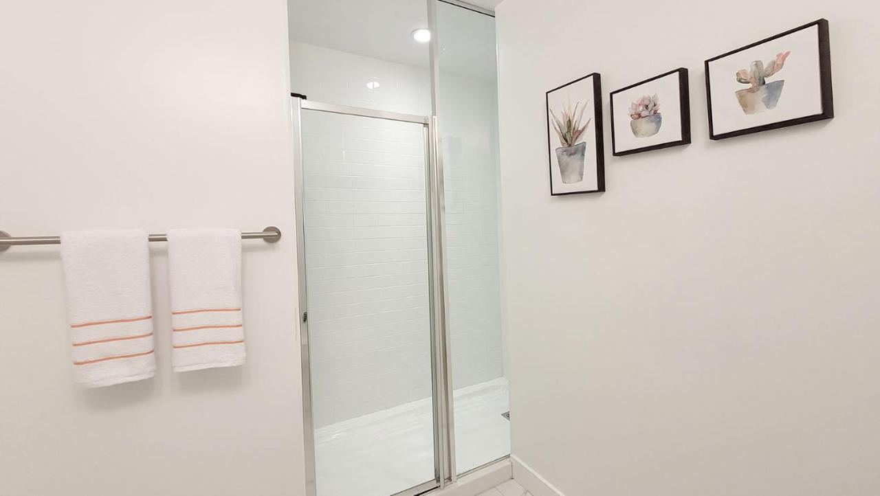 Lovely 3 Bedrooms In Of Apartment *