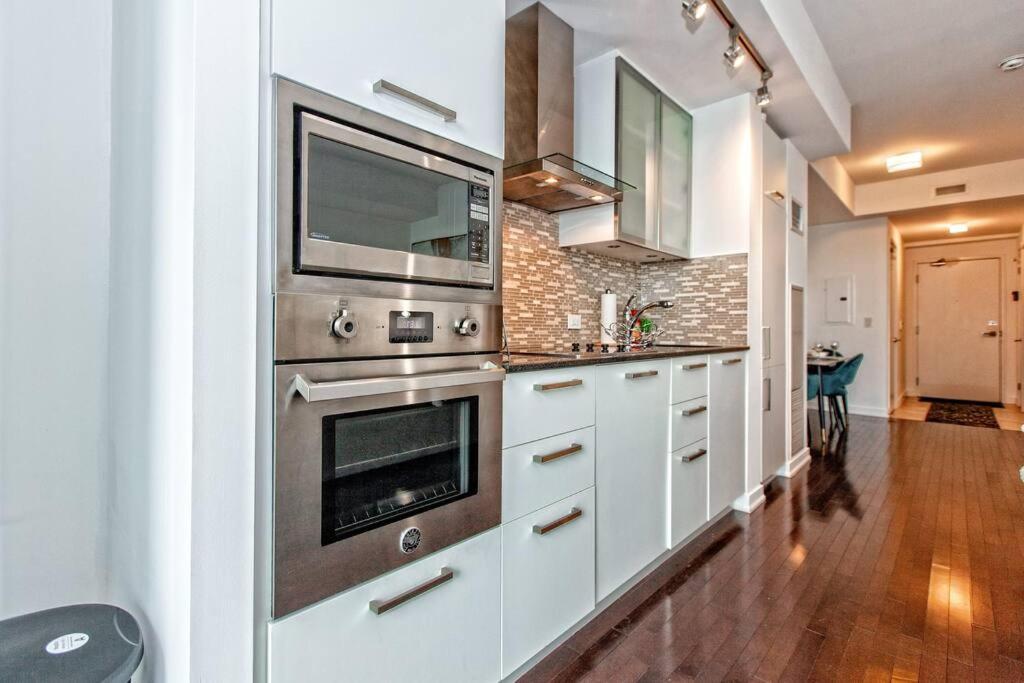 Lux Condo Near Cn Tower W/Amazing View + Parking! Apartment