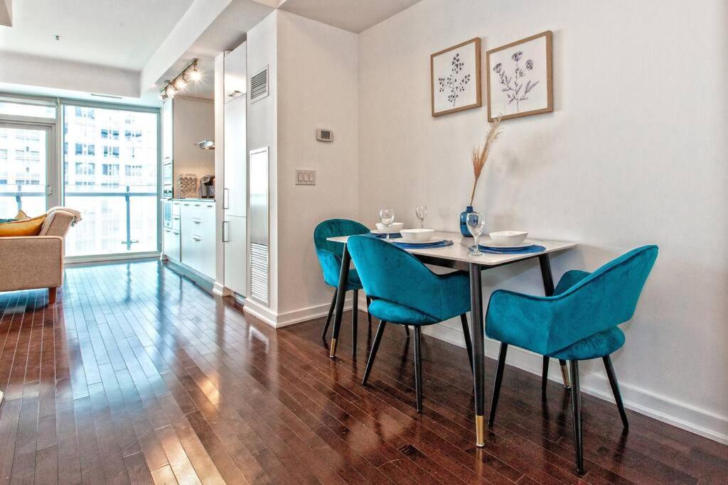 Lux Condo Near Cn Tower W/Amazing View + Parking!