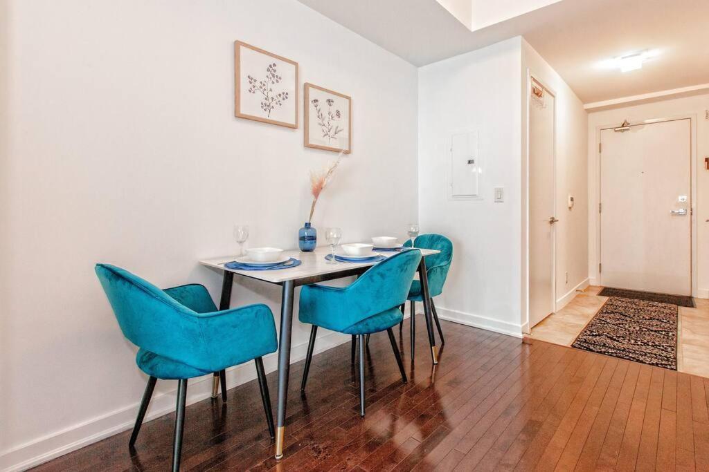 Apartment Lux Condo Near Cn Tower W/Amazing View + Parking!