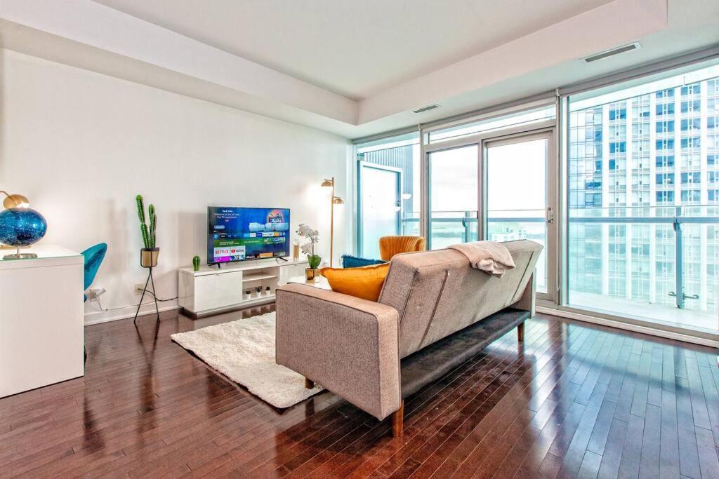 Lux Condo Near Cn Tower W/Amazing View + Parking! *