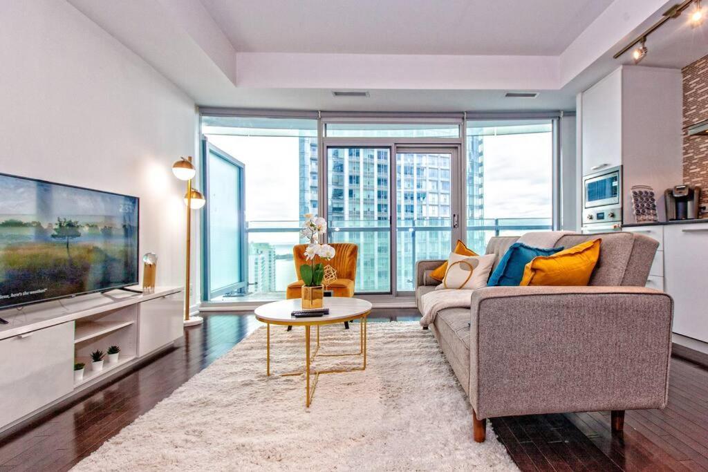 Apartment Lux Condo Near Cn Tower W/Amazing View + Parking!