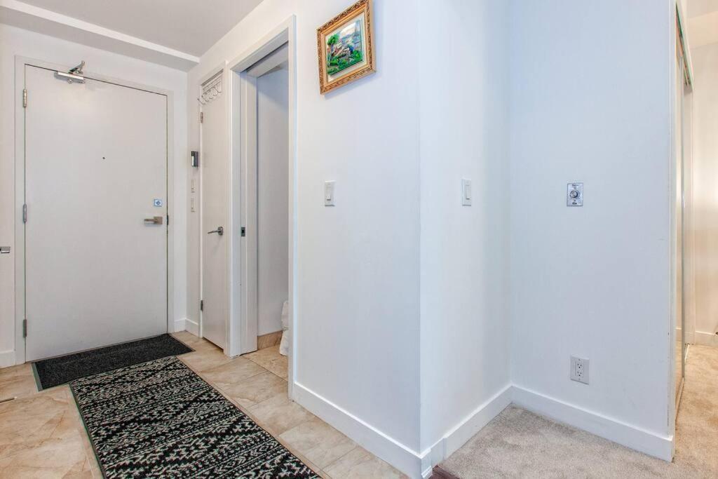 Lux Condo Near Cn Tower W/Amazing View + Parking! Apartment