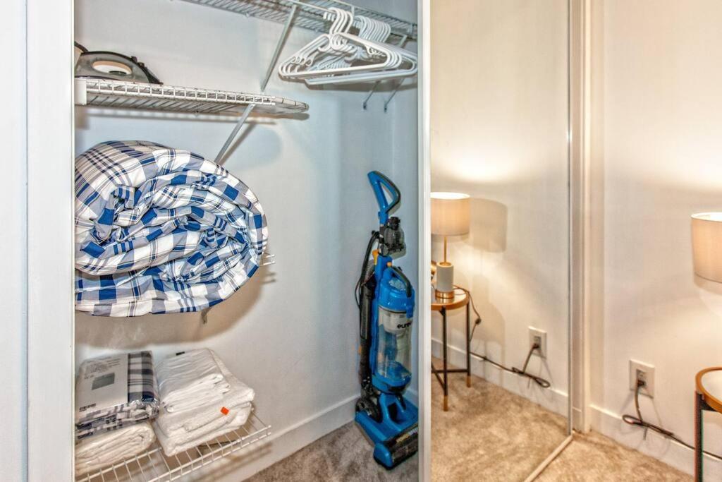 Lux Condo Near Cn Tower W/Amazing View + Parking! * Toronto
