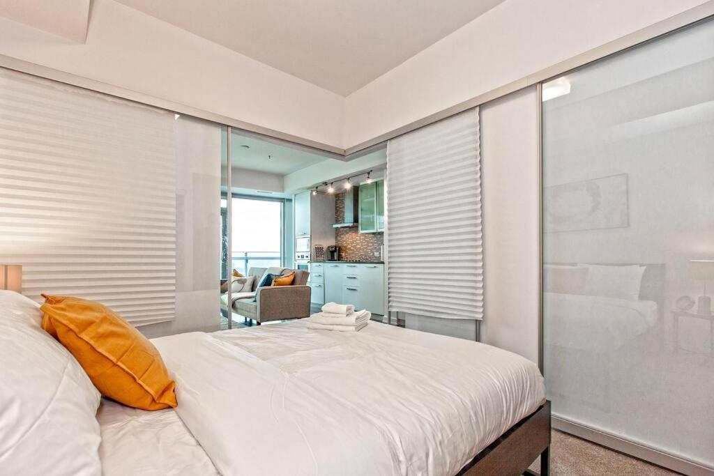 Apartment Lux Condo Near Cn Tower W/Amazing View + Parking! *