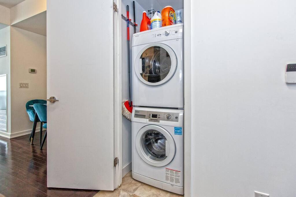 Apartment Lux Condo Near Cn Tower W/Amazing View + Parking! Toronto