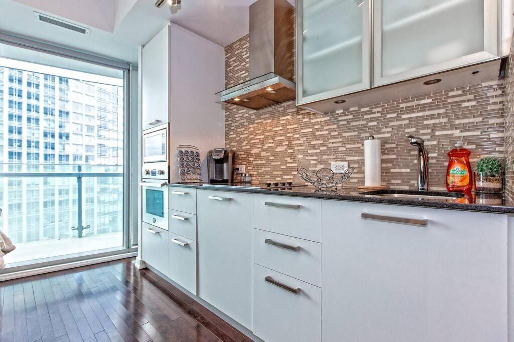 Lux Condo Near Cn Tower W/Amazing View + Parking!