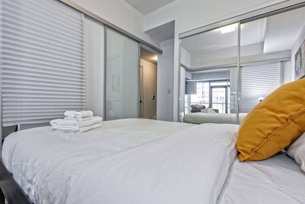 Lux Condo Near Cn Tower W/Amazing View + Parking! Apartment Toronto