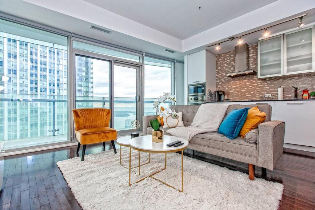 Lux Condo Near Cn Tower W/Amazing View + Parking!