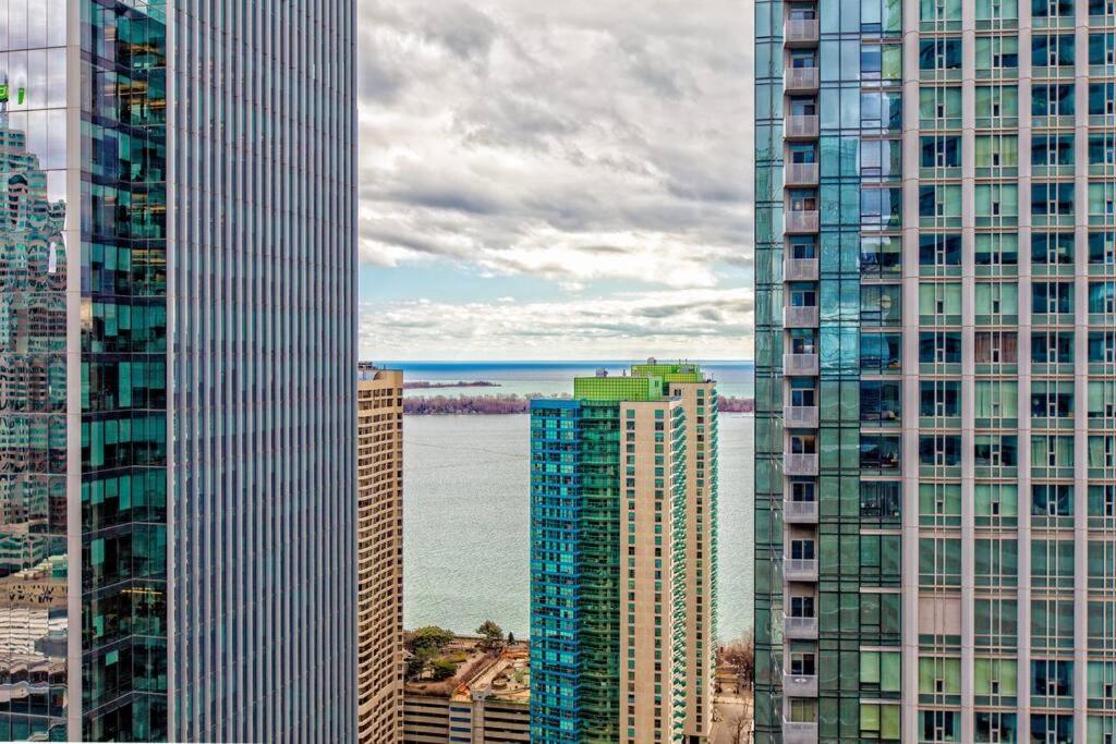 Lux Condo Near Cn Tower W/Amazing View + Parking! Apartment Toronto