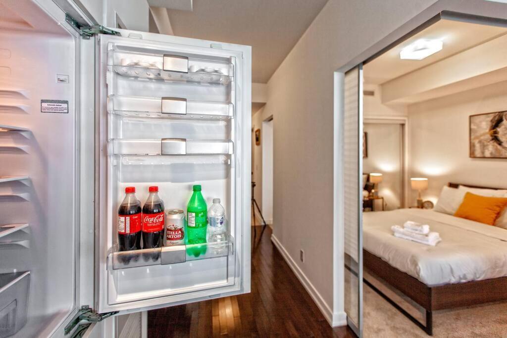 Lux Condo Near Cn Tower W/Amazing View + Parking!