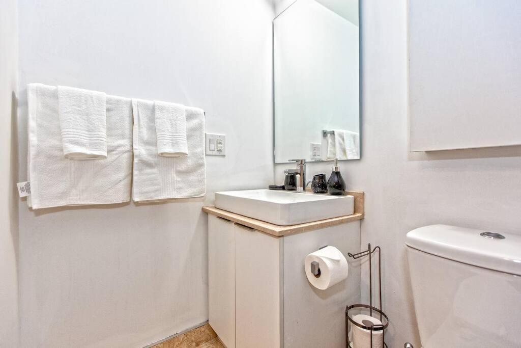 Apartment Lux Condo Near Cn Tower W/Amazing View + Parking!