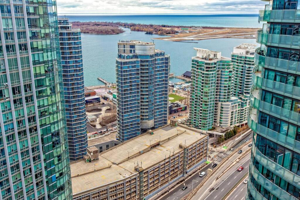 Lux Condo Near Cn Tower W/Amazing View + Parking! *