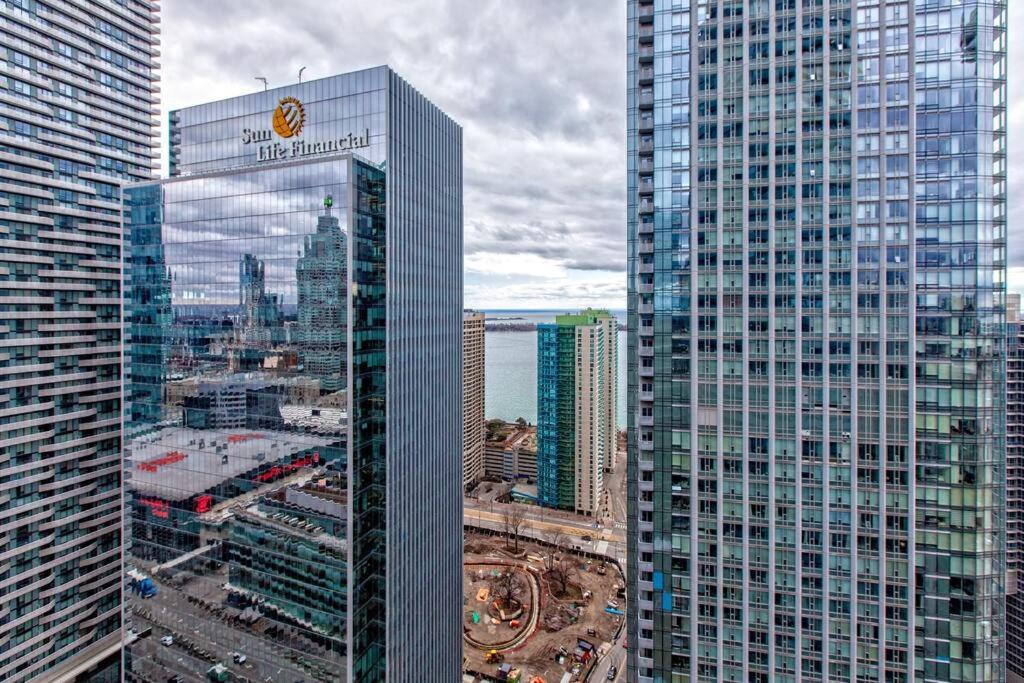 Lux Condo Near Cn Tower W/Amazing View + Parking! * Toronto