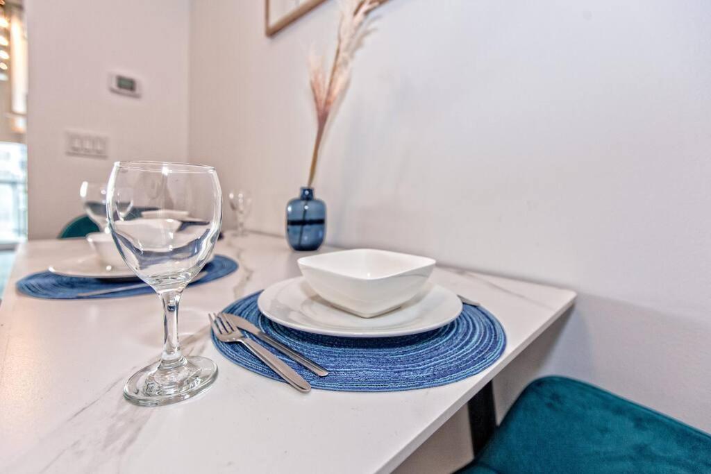 Lux Condo Near Cn Tower W/Amazing View + Parking! * Toronto