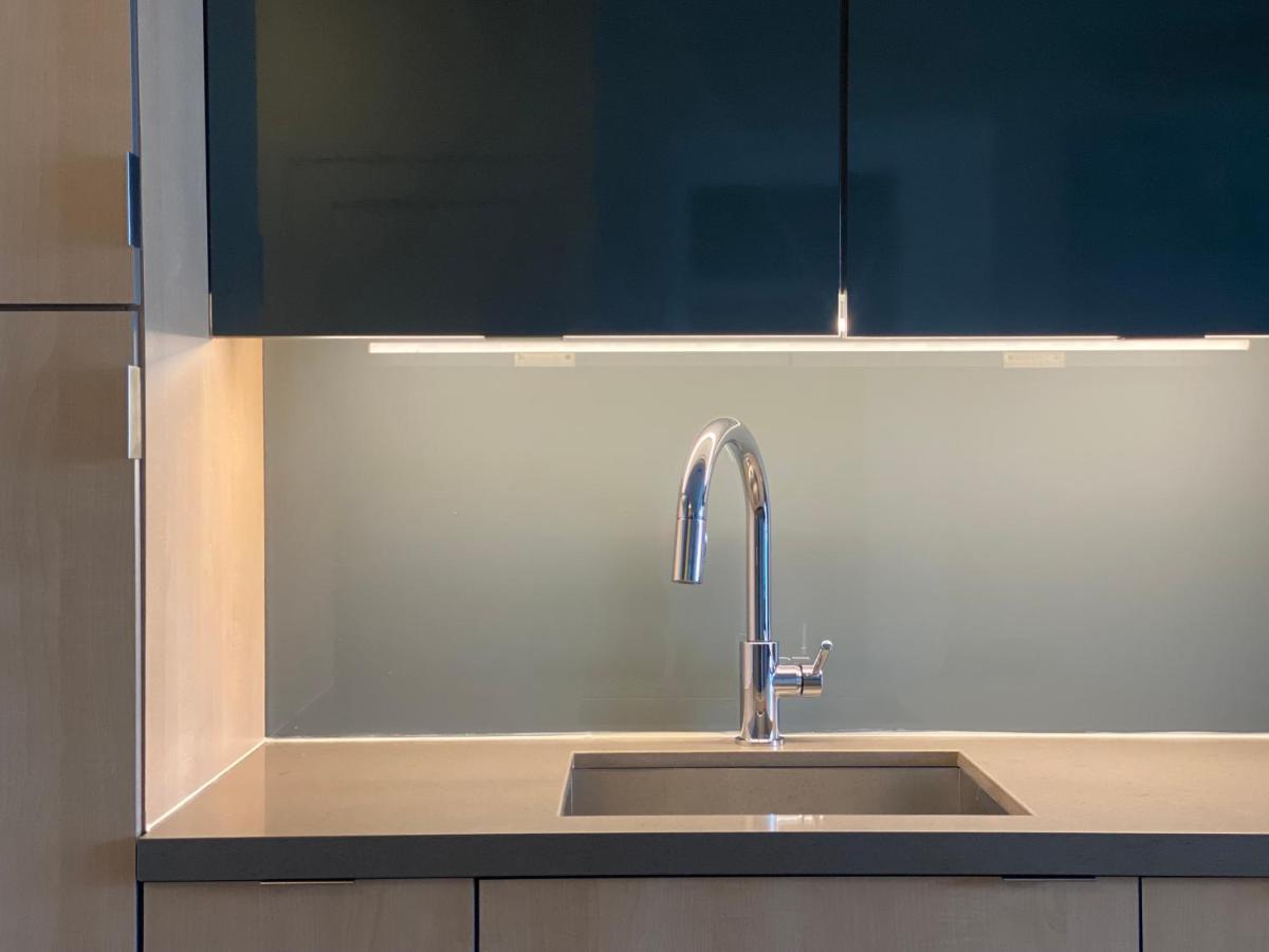 Grand View 2br/2ba Cn Tower,union,tiff/mtcc * Toronto