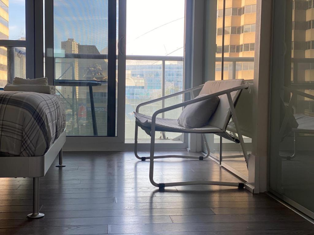 Grand View 2br/2ba Cn Tower,union,tiff/mtcc Apartment *